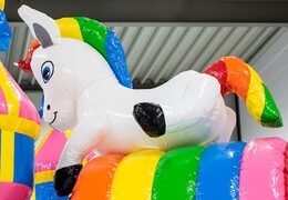 Castelo insuflável multijogador médio com slide no tema do país das maravilhas das fadas para crianças. Encomende castelos insufláveis ​​online na JB Insufláveis ​​Portugal