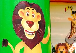 Compre um castelo insuflável midi em uma combinação de cores verde, amarelo e laranja em um tema de selva para crianças. Visite JB Insufláveis ​​Portugal online