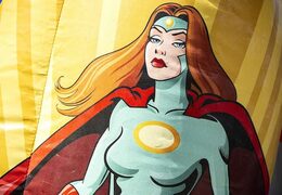 Ordene um mini castelo insuflável multifunções no tema do super-herói com telhado, para crianças. Compre castelo inflável online na JB Insufláveis ​​Portugal