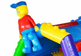 Compre o castelo insuflável superblocos padrão com um design impressionante e uma divertida animação de boneca para crianças. Encomende castelos insufláveis ​​online na JB Insufláveis ​​Portugal