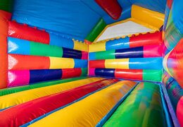 Ordene um castelo insuflável superbloco padrão com um design marcante e uma divertida animação em forma de boneca para crianças. Encomende castelos insufláveis ​​online na JB Insufláveis ​​Portugal