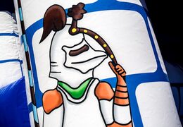 Ordene o castelo insuflável padrão com o tema do cavaleiro em uma cor azul para as crianças. Compre castelos insufláveis ​​online na JB Insufláveis ​​Portugal