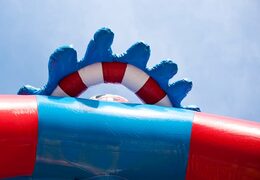 Encomende um castelo insuflável pirata padrão único com um objeto 3D em cima para as crianças. Compre castelos insufláveis ​​online na JB Insufláveis ​​Portugal