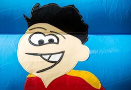 Compre um castelo insuflável padrão em cores marcantes com um grande objeto 3D de uma bola de futebol no topo, para crianças. Encomende castelos insufláveis ​​online na JJB Insufláveis ​​Portugal