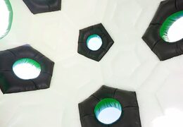 Castelo super insuflável no tema futebol com teto para crianças. Compre castelos insufláveis online na JB Insufláveis ​​Portugal