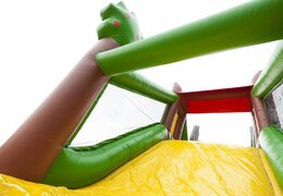 Pista de obstáculo inflável com tema fazenda com 7 elementos de jogo e objetos coloridos para crianças compre agora. Ordene pistas de obstáculos infláveis ​​agora online em JB Insuflaveis Portugal