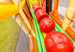 Encomende uma mega pista de obstáculos com tema de selva