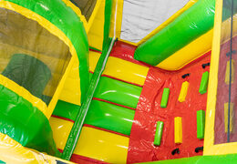 Compre agora sua pista de obstáculos inflável de 13 metro com tema Selva para crianças. Ordene pistas de obstáculos infláveis ​​agora online em JB Insuflaveis Portugal