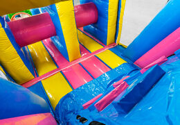 Ordene agora sua pista de obstáculos inflável de 13 metro com tema flamingo  para crianças. Compre pistas de obstáculos infláveis ​​agora online em JB Insuflaveis Portugal