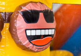 Encomende um castelo insuflável Multi Slide insuflável com escorrega no tema das Caraíbas para crianças. Compre castelos insufláveis ​​online na JB Insuflaveis Portugal