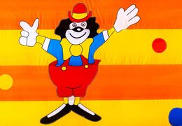 Palhaço em cores alegres em inflável