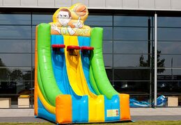 Jogo inflável nas cores verde, amarelo, azul e laranja