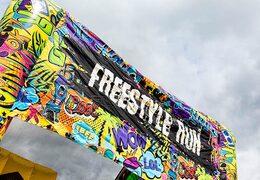 Detalhes castelo inflável com detalhes de grafite