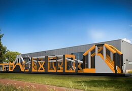 Mega castelo inflável com obstáculos