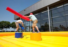 Castelo inflável com tema de jogo de gladiadores