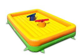 Gladiador joga um contra o outro no castelo inflável