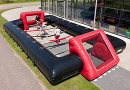 Jogo de pebolim com pessoas vivas