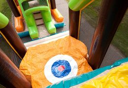 Salte em um castelo inflável de pista de obstáculos