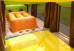 Obstáculos no castelo inflável