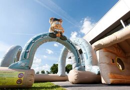 Pista de corrida móvel com tema ocidental