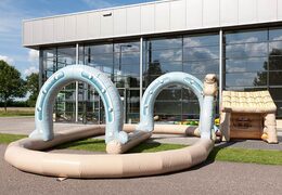 Pista de corrida com tema ocidental