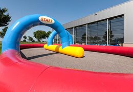 Autódromo com cor azul, amarela e vermelha