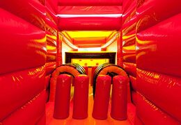 Obstáculos na pista de obstáculos do castelo inflável