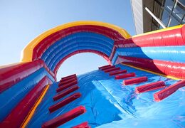 Subindo em uma pista de dança de banheira