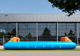 Compre matraquilhos insufláveis ​​azul-laranja com sistema de escorregas de embarque exclusivo para crianças. Encomende matraquilhos insufláveis ​​agora online na JB Inflatables Holanda