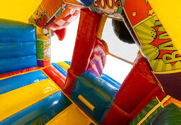 Interior do combo de escorregador em tema de desenho animado