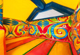 Flores amarelo-laranja no interior do Combo de Escorregador Ilha do Paraíso