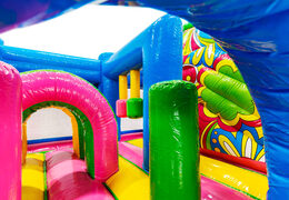 Arcos rosas e pilares verdes interior colorido do Multiplay Ibiza