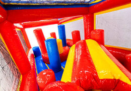 Buraco para rastejar e pilares no módulo para expansão de pista de obstáculos com tema de montanha-russa