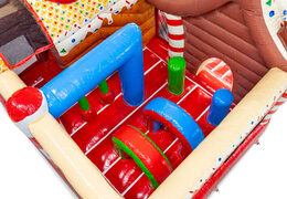 Interior do castelo insuflável Multiplay com arcos, pilares e sacos de pancadas