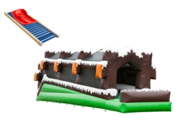 Pista de patinação de inverno com trenó e montanha-russa