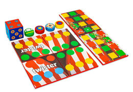 Conjunto de jogos colorido na parte da frente do Softplay no tema Rollercoaster