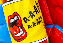 Ilustração de desenho animado no castelo inflável Doubleslide no tema Comic