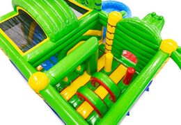 Interior do castelo insuflável com arcos, pilares e sacos de pancada à venda na JB