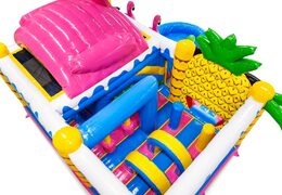 Interior do castelo insuflável com arcos, pilares e sacos de pancada à venda na JB