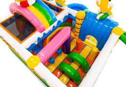 Interior do castelo insuflável com arcos, pilares e sacos de impacto à venda na JB