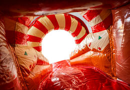 Escorrega do castelo insuflável com tema de gingerbread Multifun, vermelho e branco