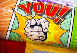 Castelo insuflável em tema de quadrinhos Midi Bounce, peça hoje na JB Inflatables