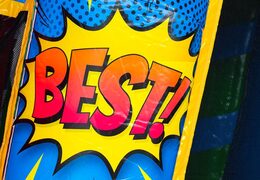 Compre o castelo insuflável A-frame Super Comic com design de tiras de quadrinhos, perfeito para locadoras