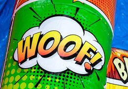 Castelo insuflável A-frame Super Comic com tema de quadrinhos, ideal para eventos e festas