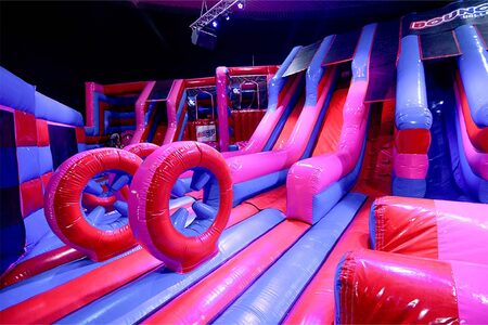 Parque inflável de saltos Bounce Valley Eindhoven em rosa e azul disponível online na JB