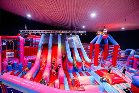 Parque de trampolins insufláveis Bounce Valley Eindhoven em rosa e azul online na JB-Infláveis