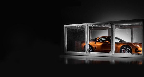 Banner cápsula do carro com carro na cápsula