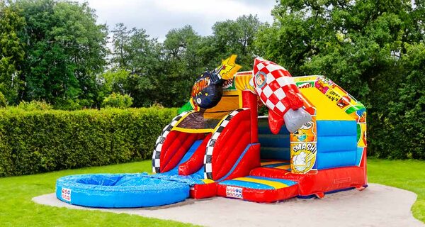 Banner para postagem de blog sobre castelos infláveis de escorrega duplo