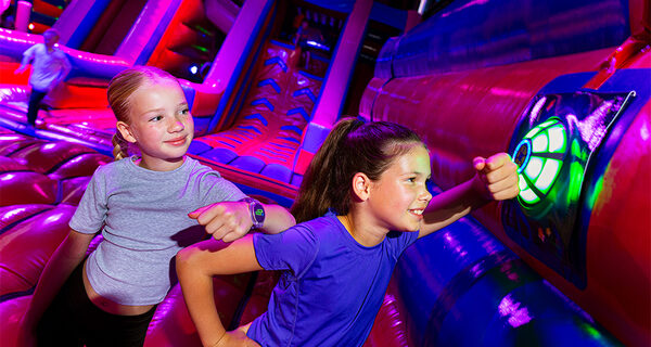 JB Tag Solutions Interactieve speel systeem in een Inflatable park met spelende kinderen