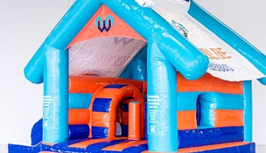 Op maat gemaakte opblaasbare Ten Wolde makelaars - a frame huisje springkussen met eigen kleur en logo bestellen bij JB Inflatables Nederland. Vraag nu gratis ontwerp aan voor opblaasbare luchtkussens in eigen huisstijl
